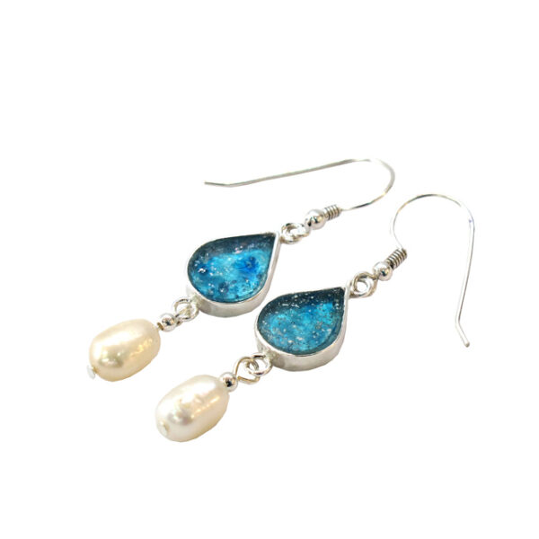 Blå øreringe med hvid perle og romersk glas