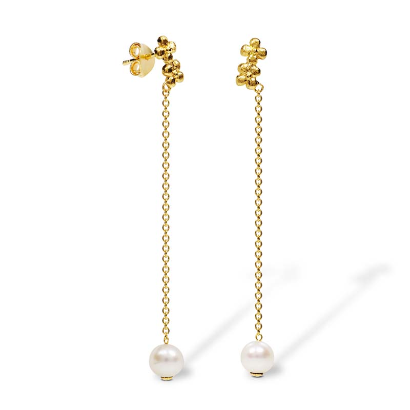 Blossom Copenhagen Forrest øreringe i forgyldt med kæde og ferskvandsperle