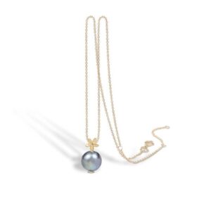 Blossom Copenhagen Forrest vedhæng i 9 kt guld med sort ferskvandsperle og forgyldt kæde