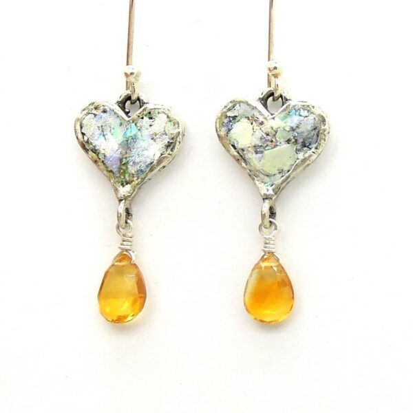 Hjerte øreringe med gul smykkesten og romersk glas