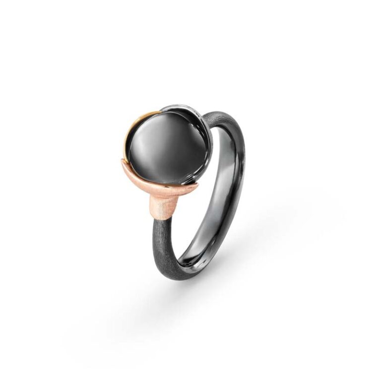 OLE LYNGGAARD COPENHAGEN Lotus 1, oxideret sølv / 18 kt. guld ring med grå månesten