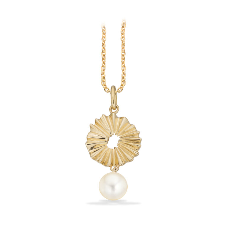 Scrouples Vedhæng plissé ferskvandsperle i 8 karat guld med forgyldt sølvkæde